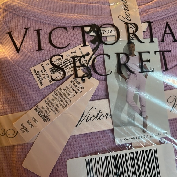 Victoria Secret - Picture 3 of 4